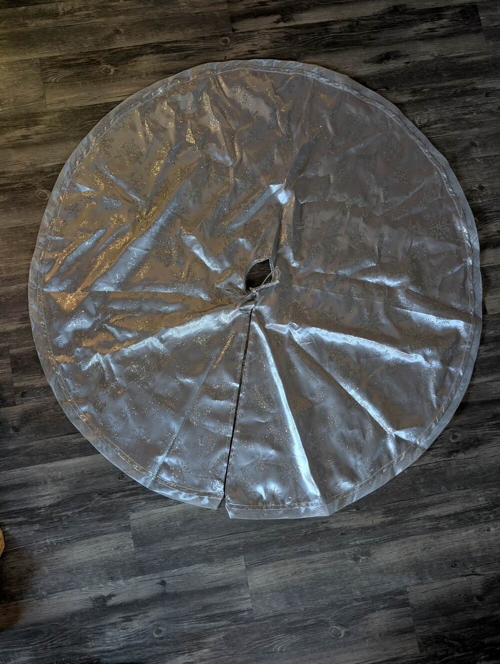 Christmas Tree Skirt Silver Glitter Snowflakes 48" Holiday Festive